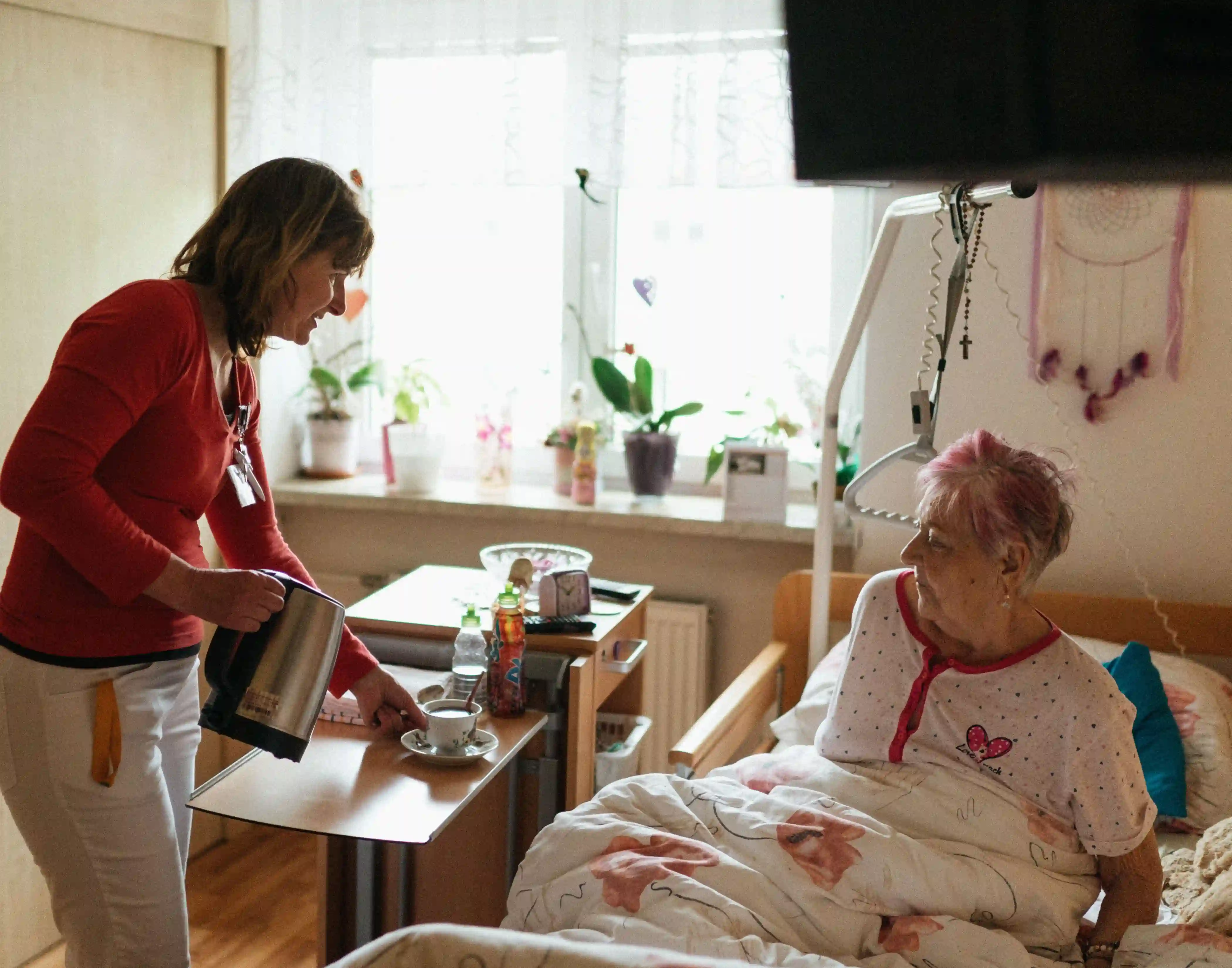 Equipo de atención conversando con una familia sobre sus necesidades de cuidado